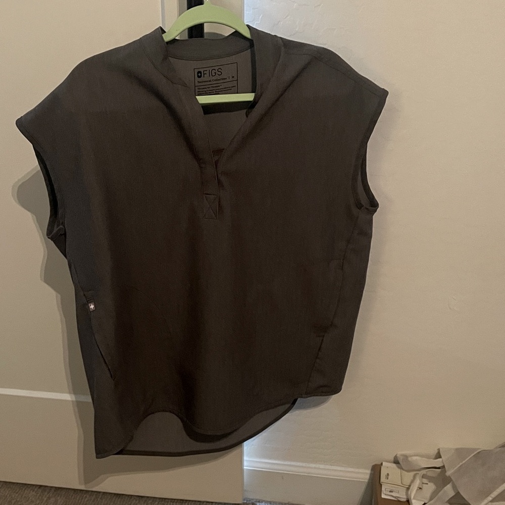 FIGS Rafaela Oversized Scrub Top.   Size M. Graphite
